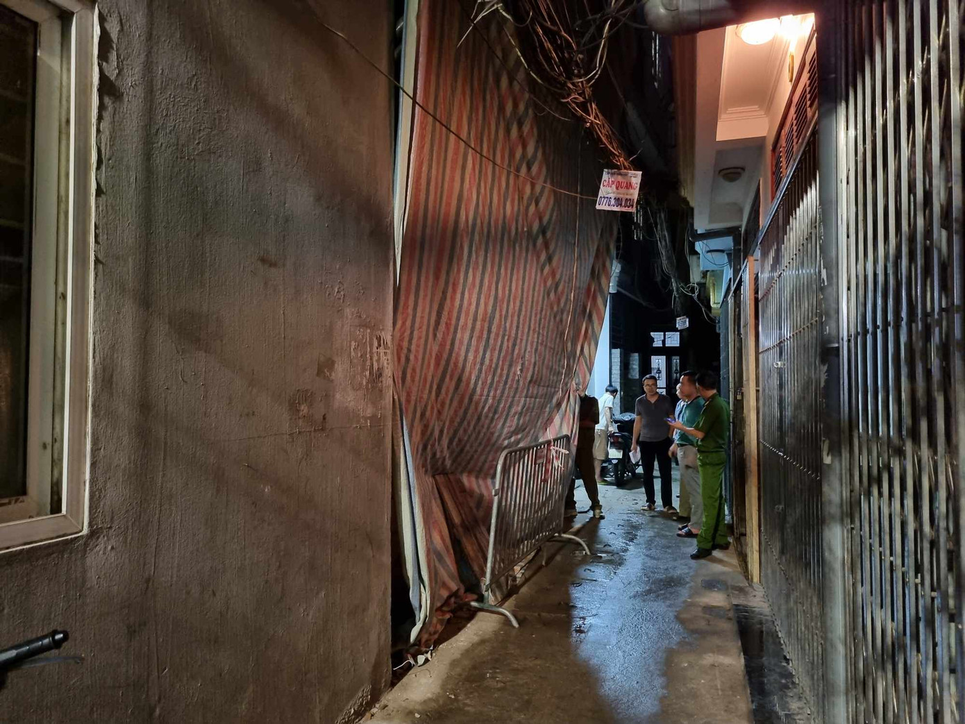 Lực lượng chức năng có mặt tại hiện trường. Lực lượng chức năng có mặt tại hiện trường.