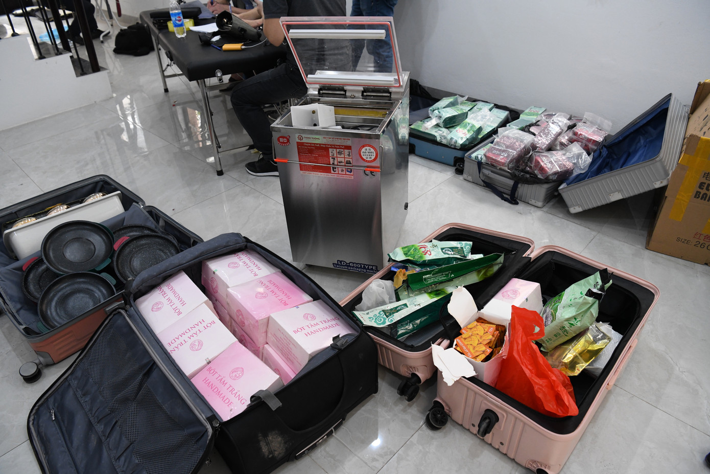 Ma túy được các đối tượng cất giấu trong các hộp mỹ phẩm, đèn sưởi... Ma túy được các đối tượng cất giấu trong các hộp mỹ phẩm, đèn sưởi...