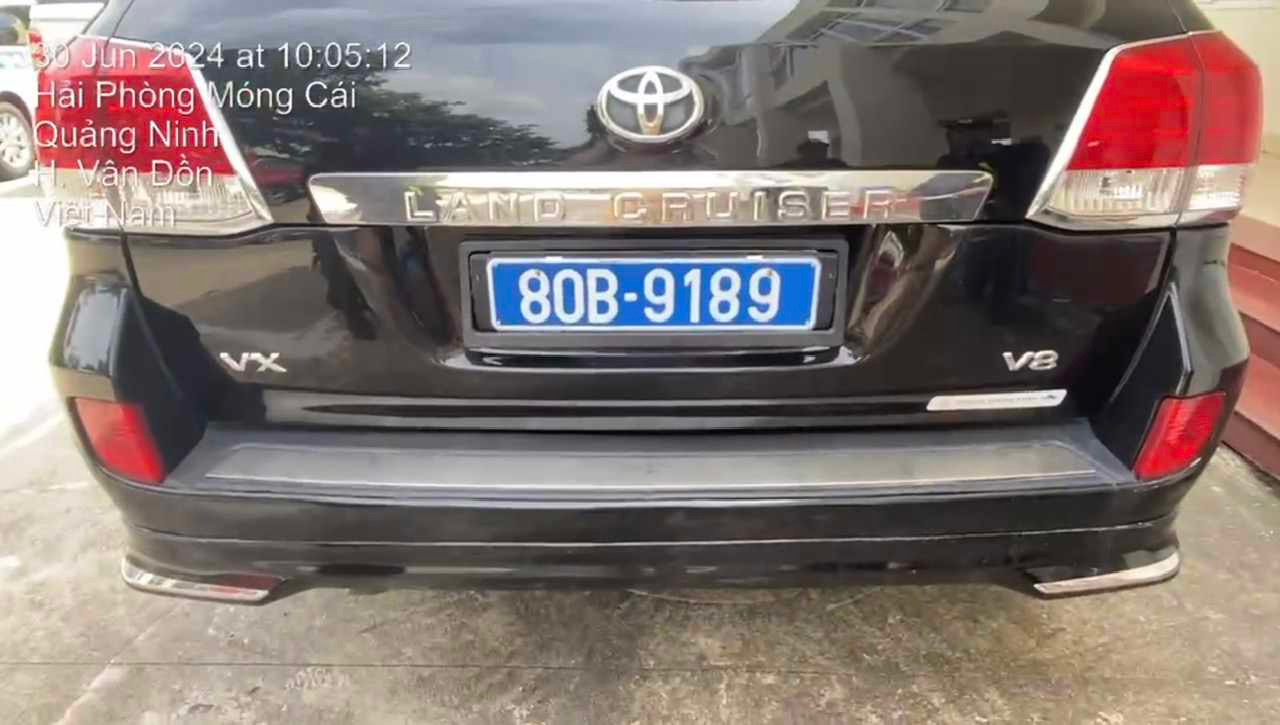 Hình ảnh biển số thật và biển số lật phía bên ngoài xe.