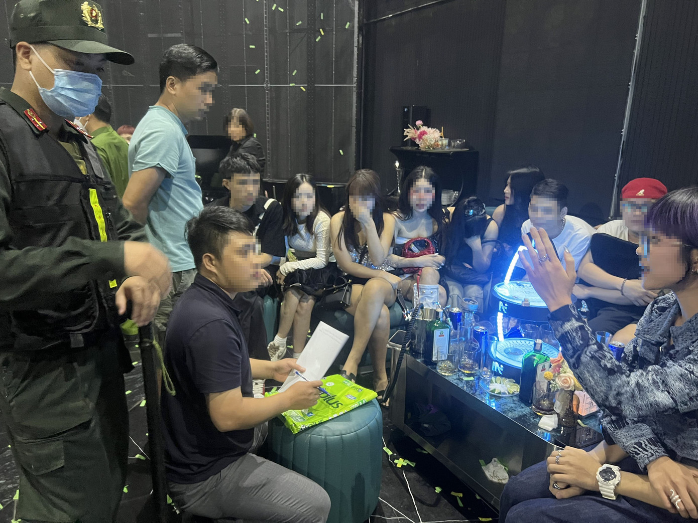 Cảnh sát làm việc với khách trong quán bar.