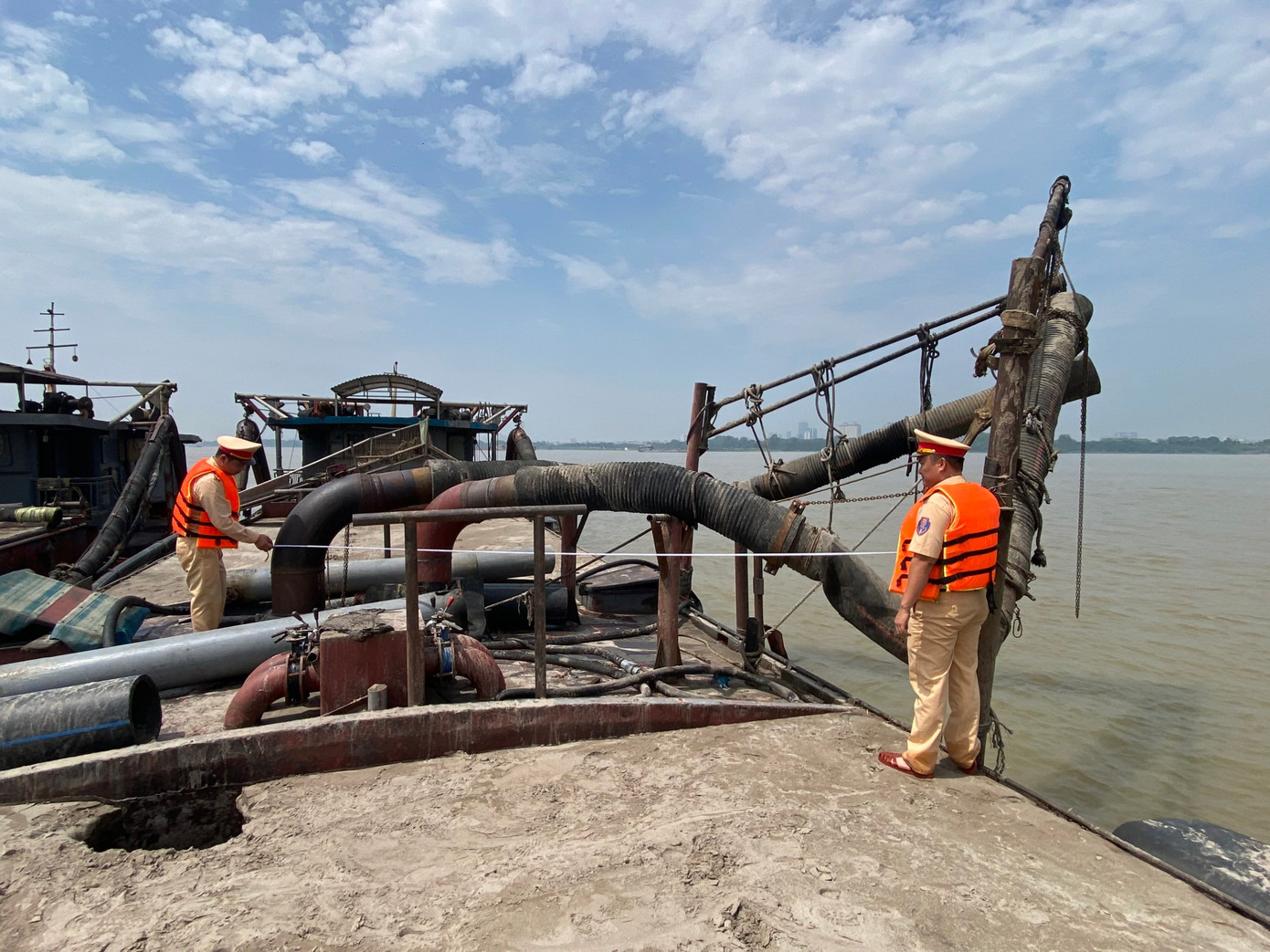 Bắt giữ 3 tàu chở 750 m3 cát đen không rõ nguồn gốc trên sông Hồng ảnh 1 Bắt giữ 3 tàu chở 750 m3 cát đen không rõ nguồn gốc trên sông Hồng ảnh 1