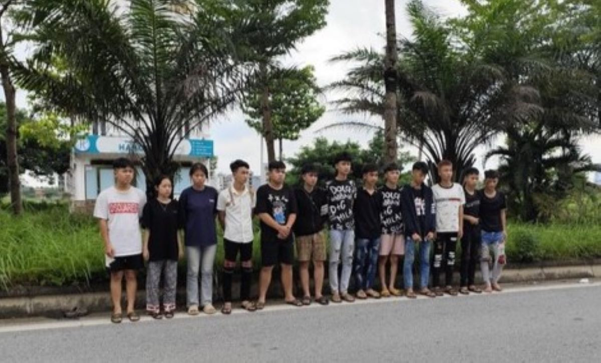 Nhóm thanh niên bị tạm giữ điều tra.