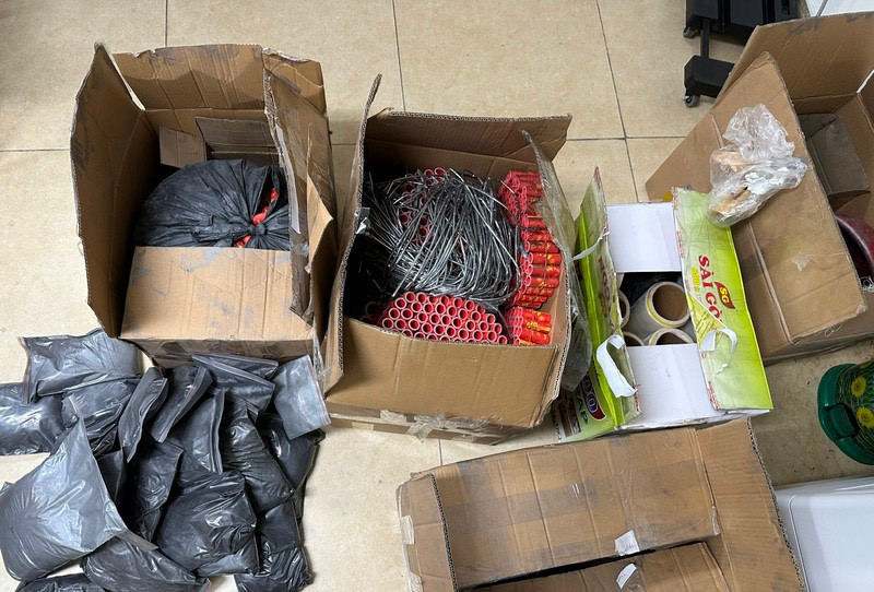 Đồ nghề sản xuất pháo của đối tượng Trung.