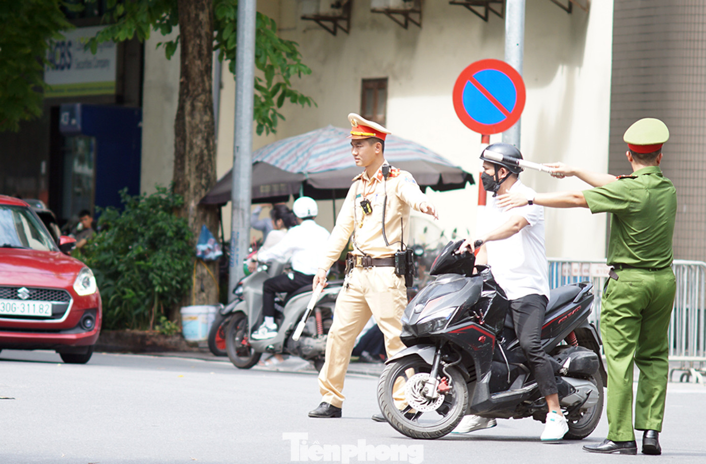 Ngoài ra, trên các tuyến đường phố lực lượng CSGT phối hợp với CSCĐ, Công an hướng dẫn phân luồng giao thông Trước đó, Công an TP Hà Nội đã xây dựng phương án bảo vệ nhằm bảo đảm tuyệt đối an ninh, an toàn cho các hoạt động của đoàn Tổng thống Nga Vladimir Putin diễn ra trên địa bàn thành phố trong các ngày 19-20/6. Ngoài ra, trên các tuyến đường phố lực lượng CSGT phối hợp với CSCĐ, Công an hướng dẫn phân luồng giao thông Trước đó, Công an TP Hà Nội đã xây dựng phương án bảo vệ nhằm bảo đảm tuyệt đối an ninh, an toàn cho các hoạt động của đoàn Tổng thống Nga Vladimir Putin diễn ra trên địa bàn thành phố trong các ngày 19-20/6.