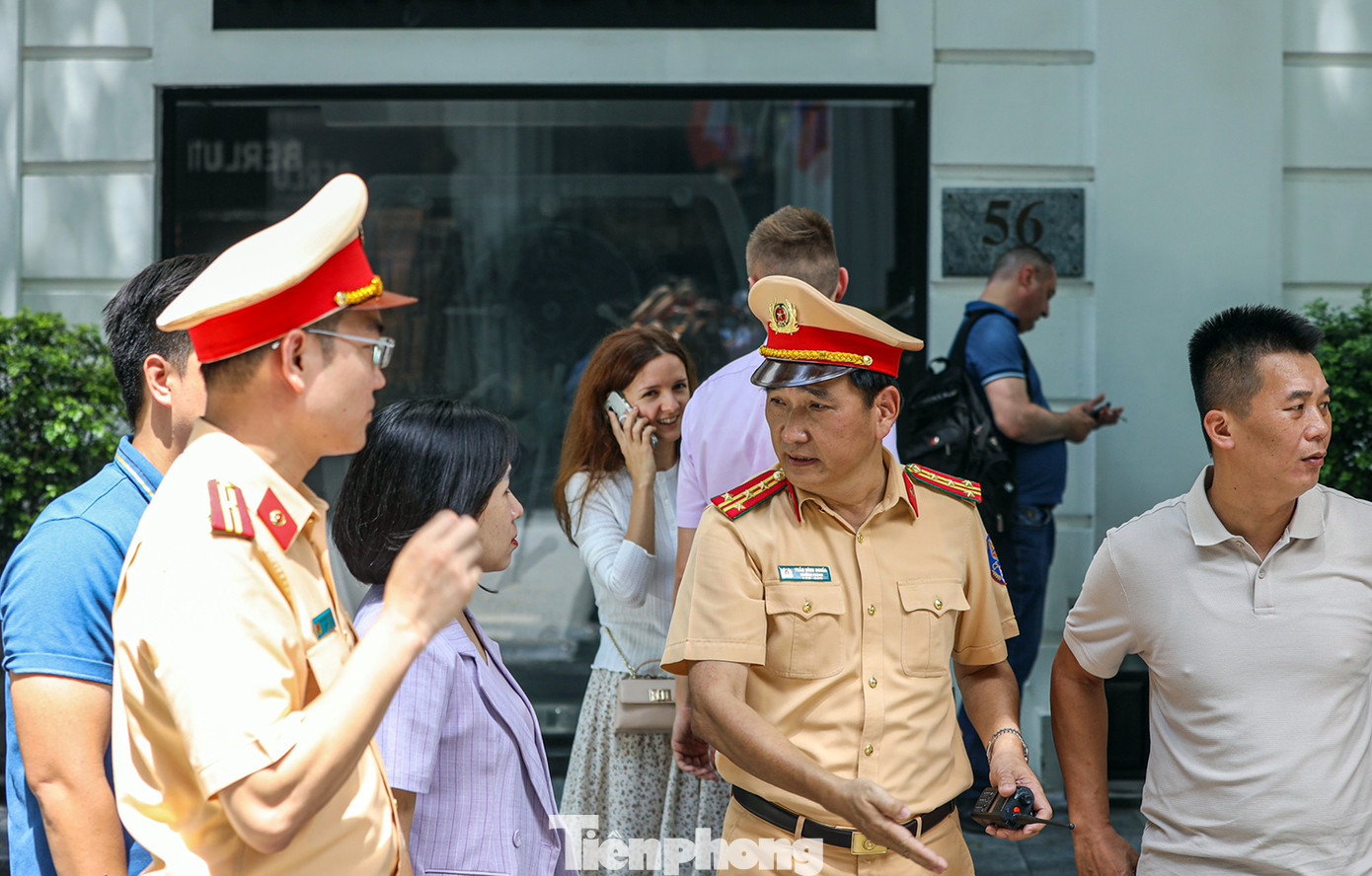 Đại tá Trần Đình Nghĩa - Trưởng Phòng CSGT Công an TP Hà Nội triển khai phương án đón đoàn. Đại tá Trần Đình Nghĩa - Trưởng Phòng CSGT Công an TP Hà Nội triển khai phương án đón đoàn.