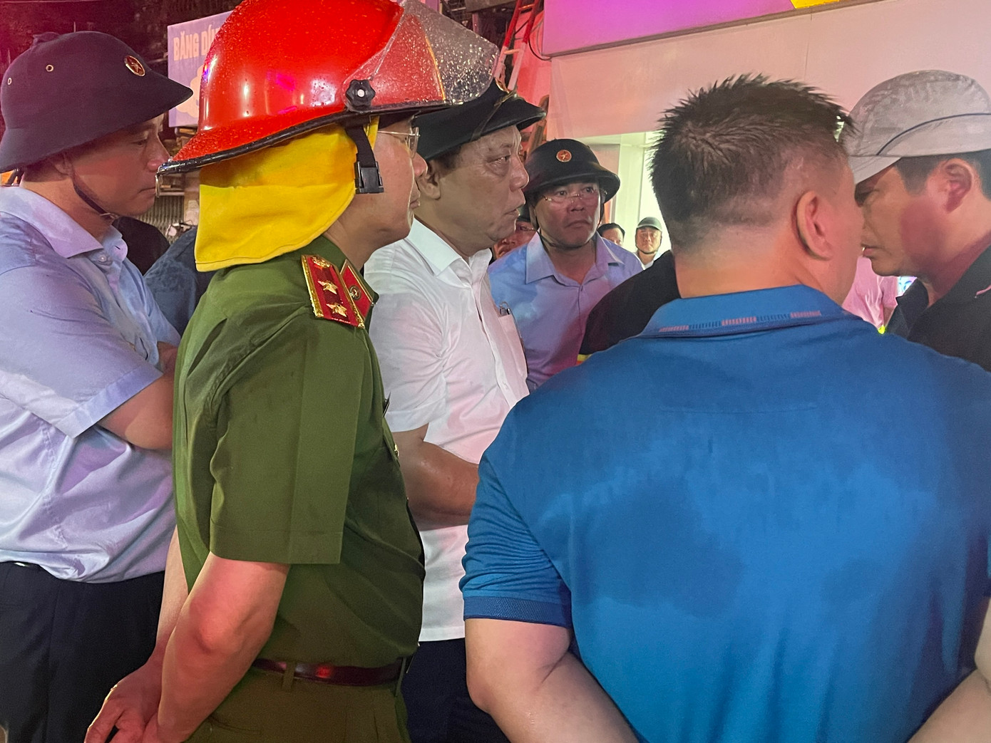 Trung tướng Nguyễn Tuấn Anh, Cục trưởng Cục Cảnh sát PCCC&amp;CNCH; Trung tướng Nguyễn Hải Trung, Giám đốc Công an TP Hà Nội; Đại tá Dương Đức Hải, Phó Giám đốc Công an TP Hà Nội, lãnh đạo UBND quận, Ban chỉ huy Công an quận Hoàng Mai trực tiếp có mặt tại hiện trường chỉ đạo công tác chữa cháy, cứu nạn, cứu hộ.