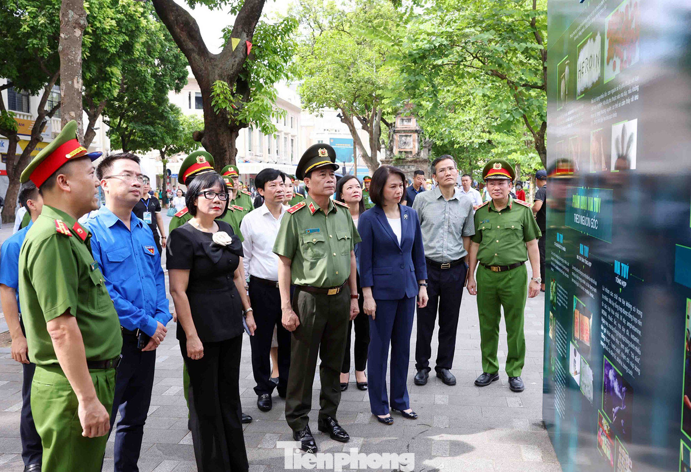 Các đại biểu tham quan triển lãm ảnh "Chung một quyết tâm - Vì cộng đồng không ma túy". Các đại biểu tham quan triển lãm ảnh "Chung một quyết tâm - Vì cộng đồng không ma túy".