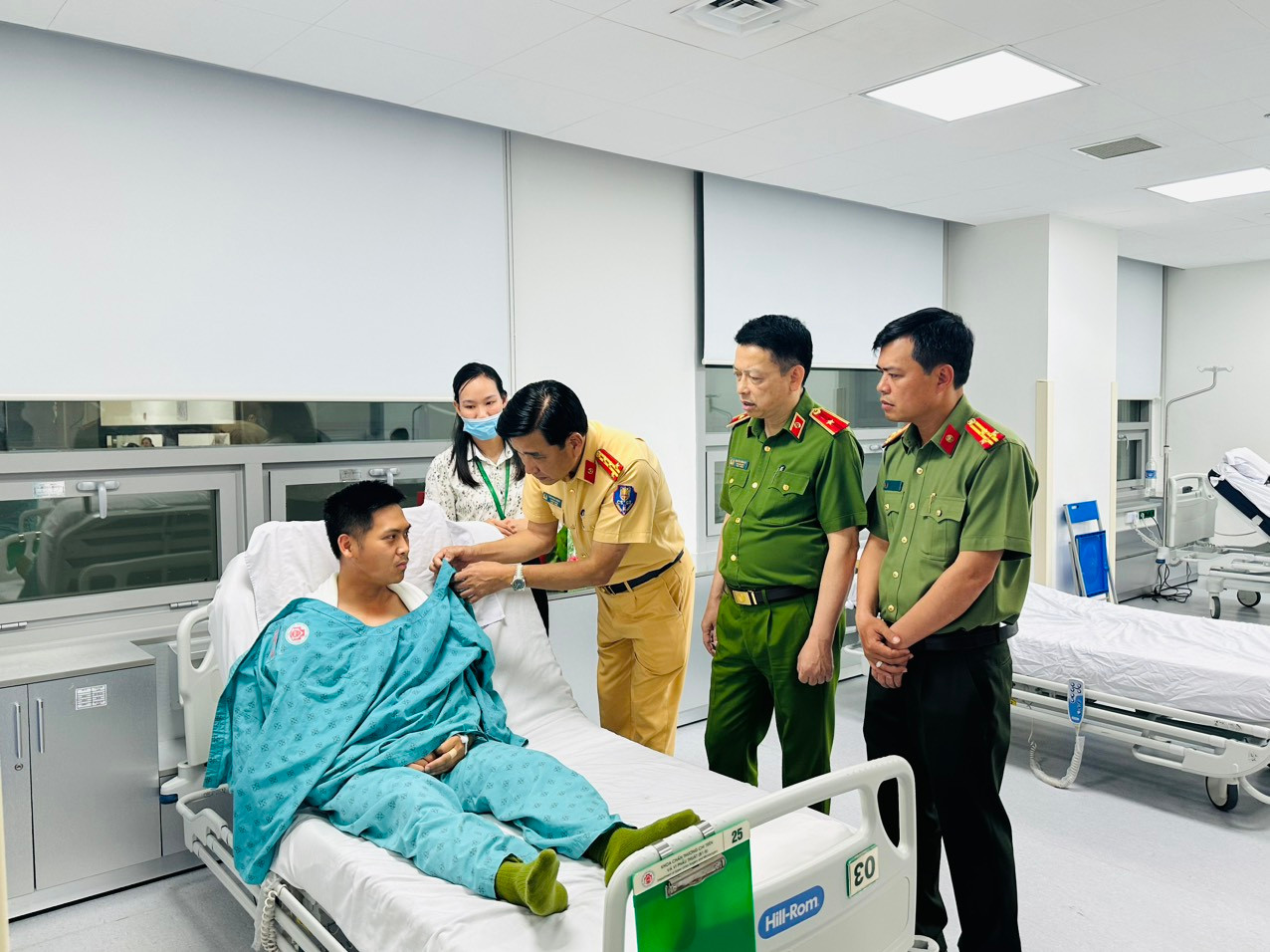 Đoàn công tác Công an TP Hà Nội thăm hỏi, động viên đại úy Thắng.