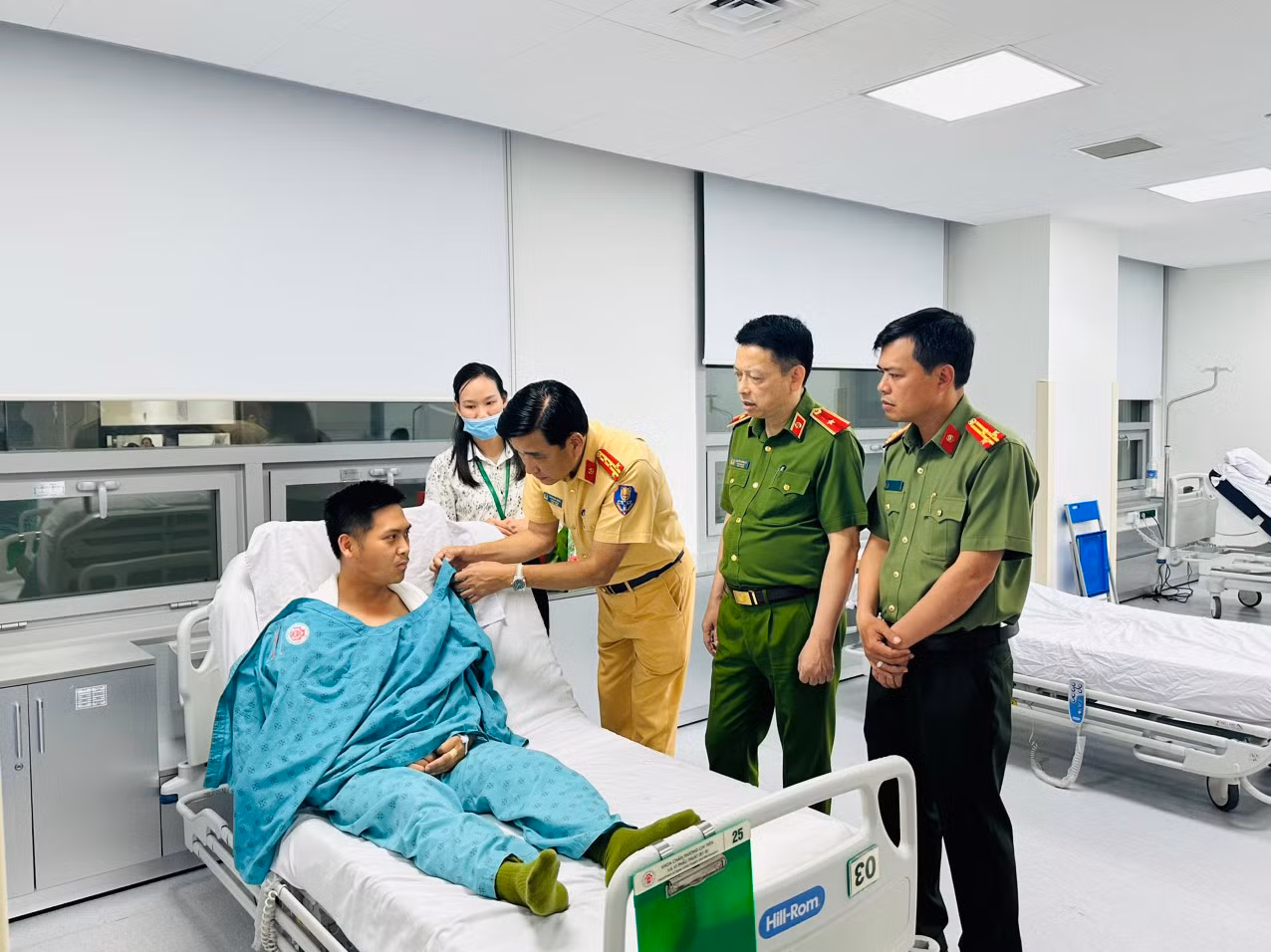 Đoàn công tác Công an TP Hà Nội thăm hỏi, động viên đại úy Thắng.