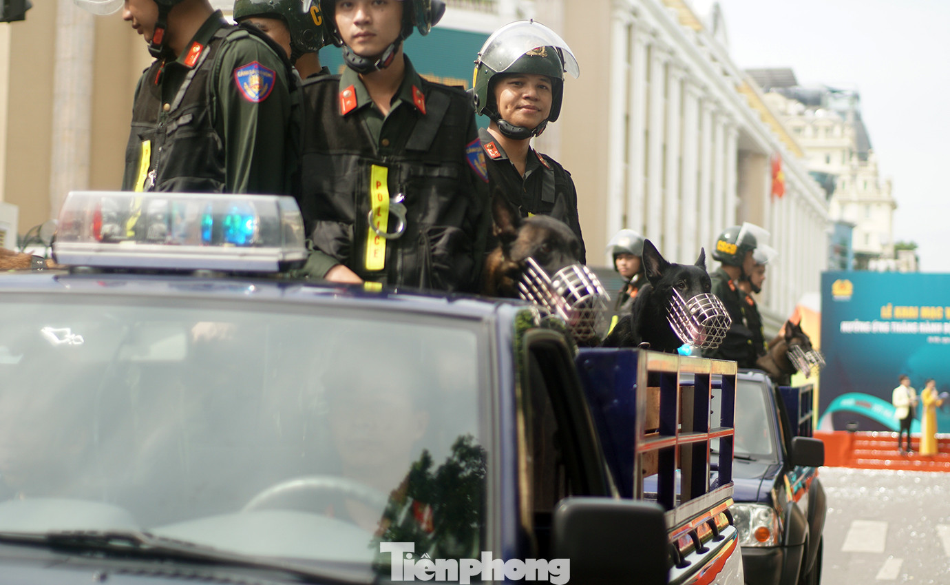 Tham gia tuần hành còn có sự xuất hiện của lực lượng quản lý, huấn luyện và sử dụng động vật nghiệp vụ. Ảnh: Thanh Hà Tham gia tuần hành còn có sự xuất hiện của lực lượng quản lý, huấn luyện và sử dụng động vật nghiệp vụ. Ảnh: Thanh Hà
