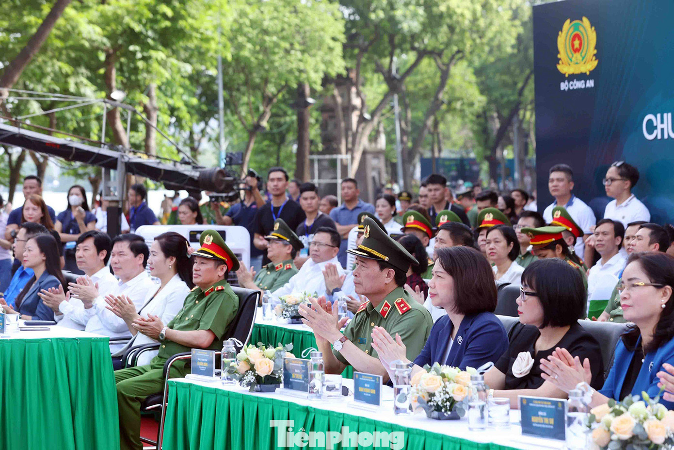 Đại diện khách mời các đơn vị dự buổi lễ. Đại diện khách mời các đơn vị dự buổi lễ.