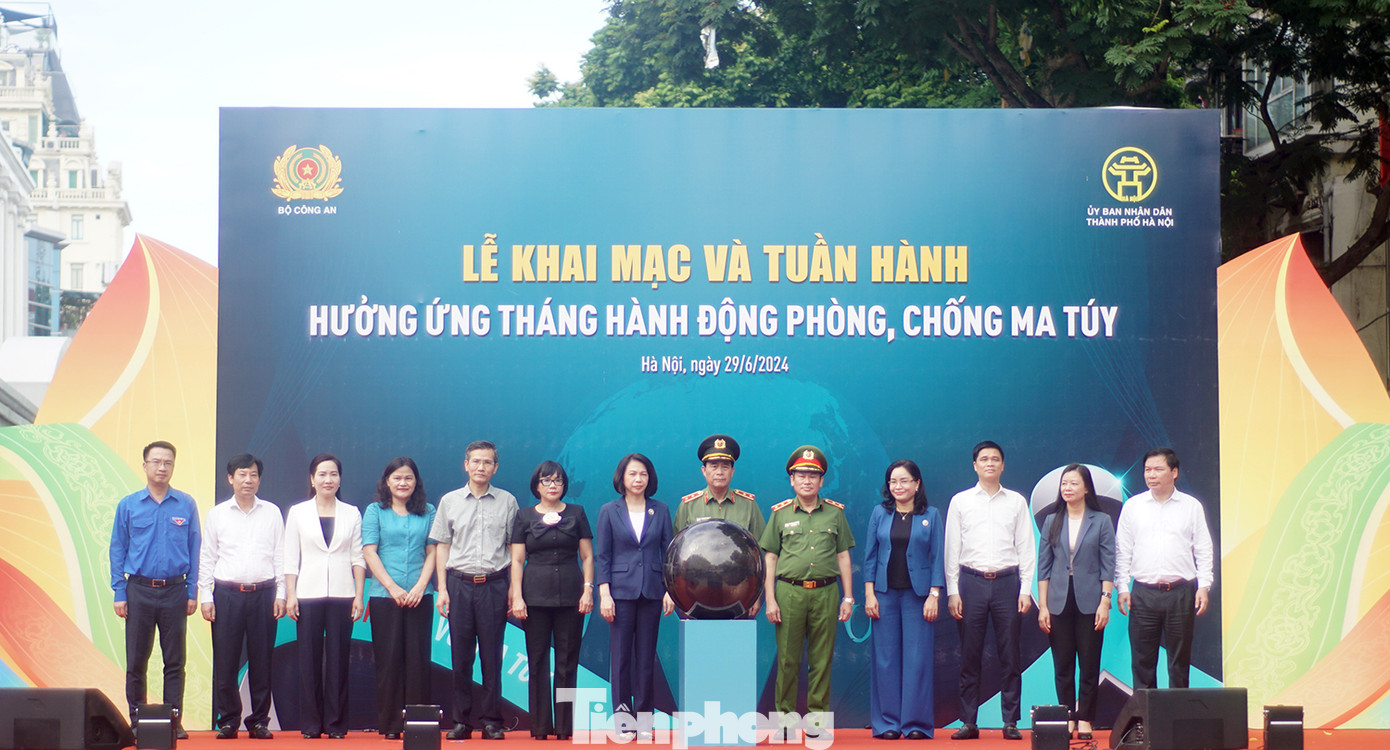 Lãnh đạo các đơn vị phát động hưởng ứng Tháng hành động phòng, chống ma túy với chủ đề "Chung một quyết tâm - Vì cộng đồng không ma túy. Ảnh: Thanh Hà Lãnh đạo các đơn vị phát động hưởng ứng Tháng hành động phòng, chống ma túy với chủ đề "Chung một quyết tâm - Vì cộng đồng không ma túy. Ảnh: Thanh Hà