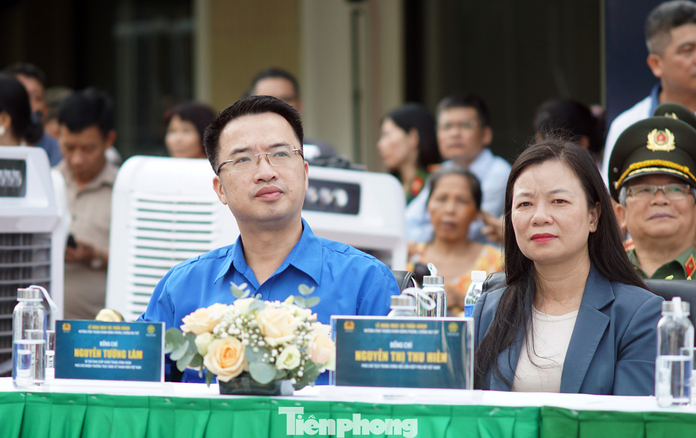 Anh Nguyễn Tường Lâm - Bí thư T.Ư Đoàn, Phó Chủ nhiệm thường trực UBQG về Thanh niên Việt Nam (bên trái) dự buổi lễ. Ảnh: Thanh Hà Anh Nguyễn Tường Lâm - Bí thư T.Ư Đoàn, Phó Chủ nhiệm thường trực UBQG về Thanh niên Việt Nam (bên trái) dự buổi lễ. Ảnh: Thanh Hà