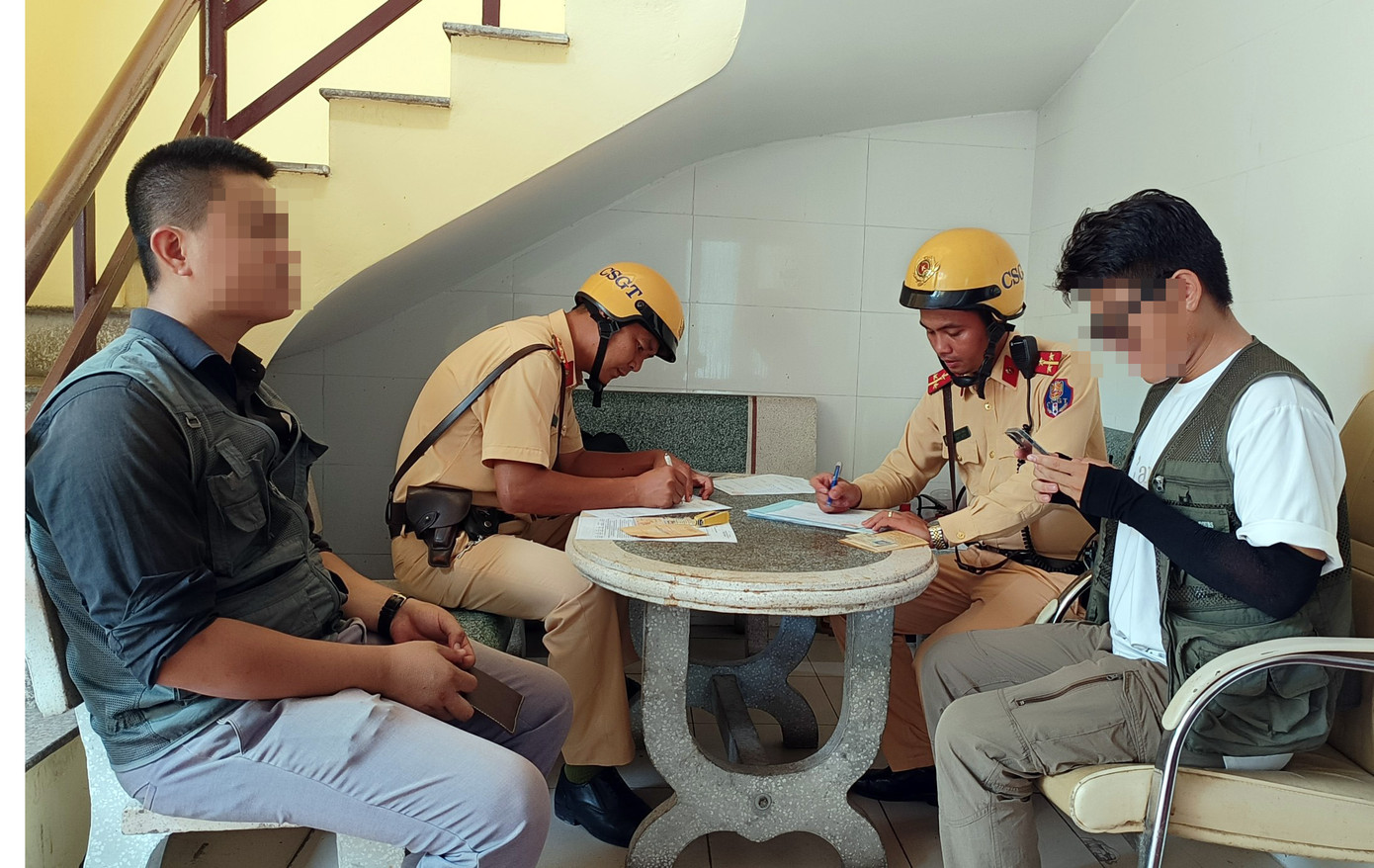 Một số trường hợp tài xế vi phạm bị lập biên bản.