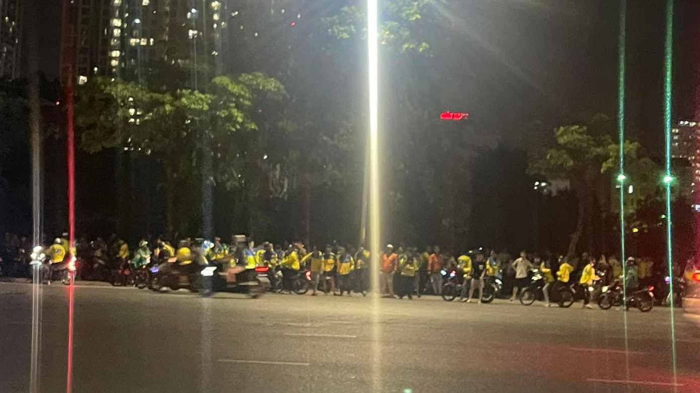 Rất đông các thành viên hãng xe ôm công nghệ tụ tập. Rất đông các thành viên hãng xe ôm công nghệ tụ tập.