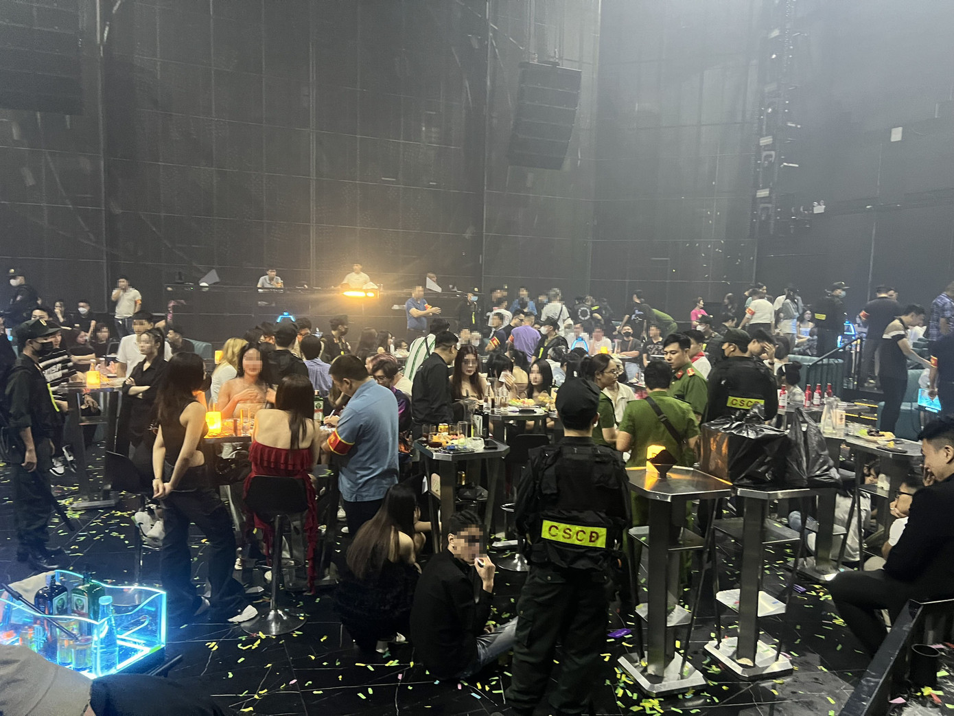 Cảnh sát đột kích quán bar A Plus.