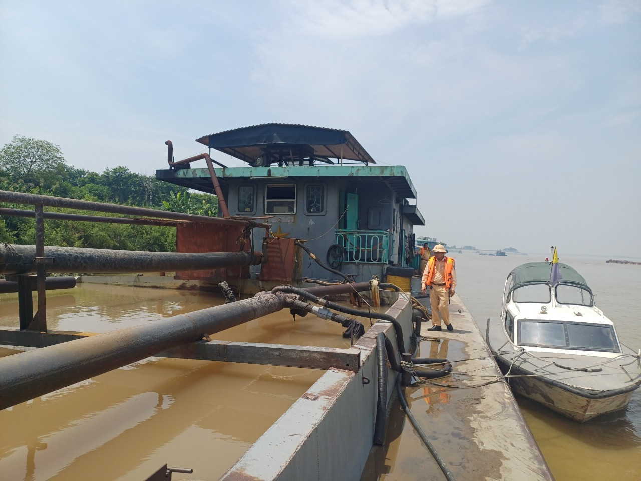 Lực lượng liên ngành kiểm tra tàu cát trên sông Hồng. Lực lượng liên ngành kiểm tra tàu cát trên sông Hồng.