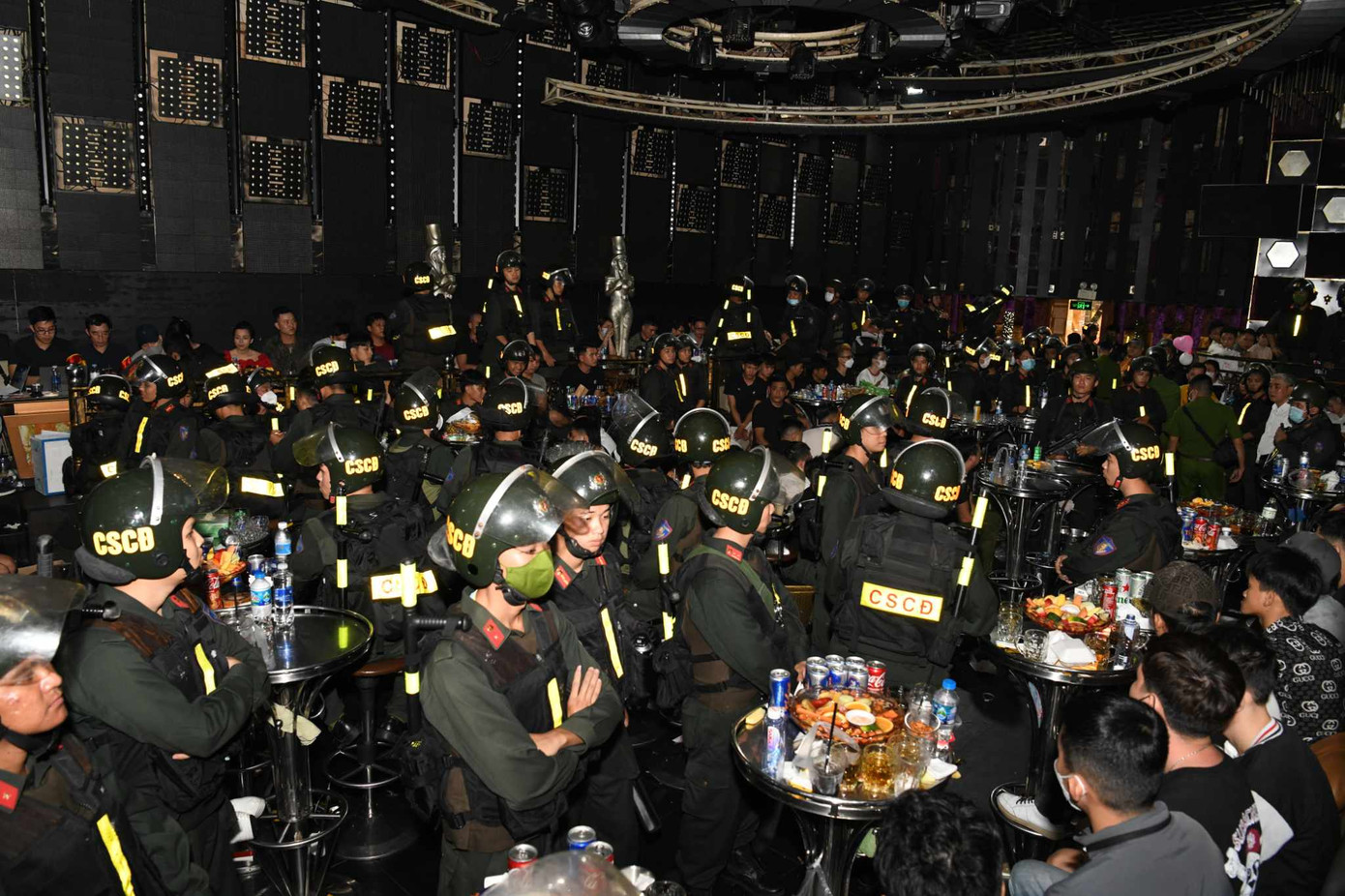 Lực lượng chức năng kiểm tra quán bar Phương Lâm. Lực lượng chức năng kiểm tra quán bar Phương Lâm.