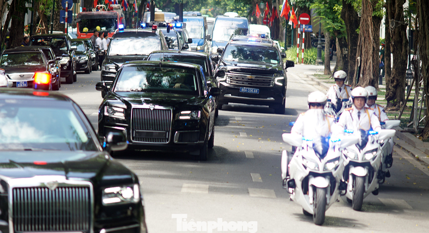 Đoàn xe qua đường Lý Thái Tổ (Hoàn Kiếm, Hà Nội). Trong ảnh là chiếc limousine siêu sang Aurus Senat. Đoàn xe qua đường Lý Thái Tổ (Hoàn Kiếm, Hà Nội). Trong ảnh là chiếc limousine siêu sang Aurus Senat.