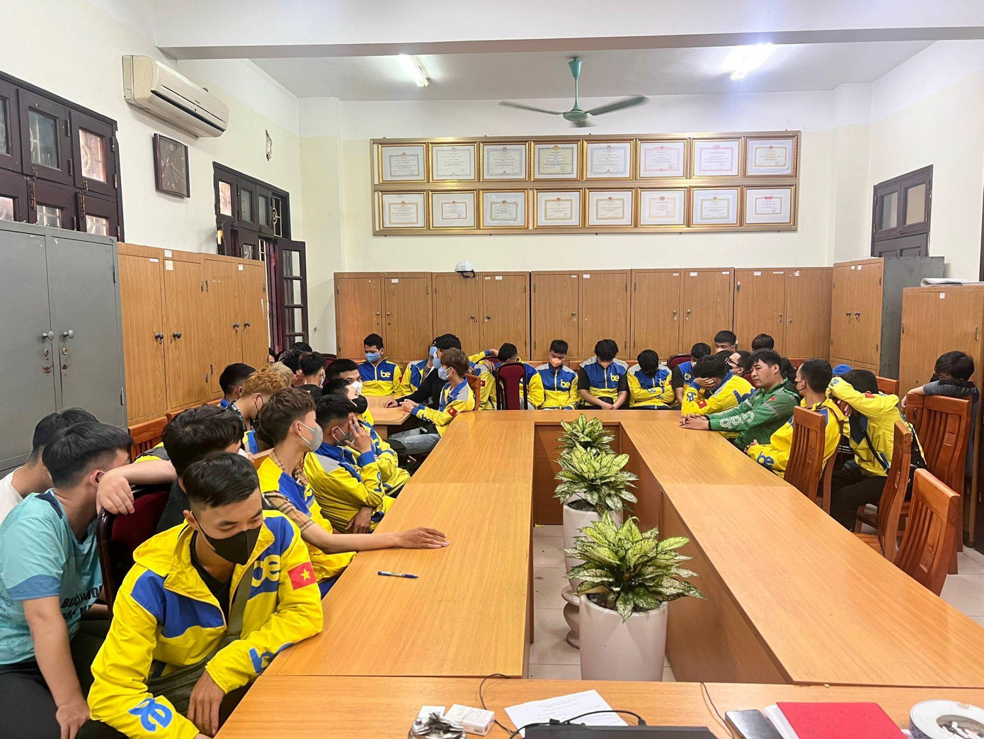 Cơ quan công an làm việc với các tài xế. Ảnh T.A Cơ quan công an làm việc với các tài xế. Ảnh T.A