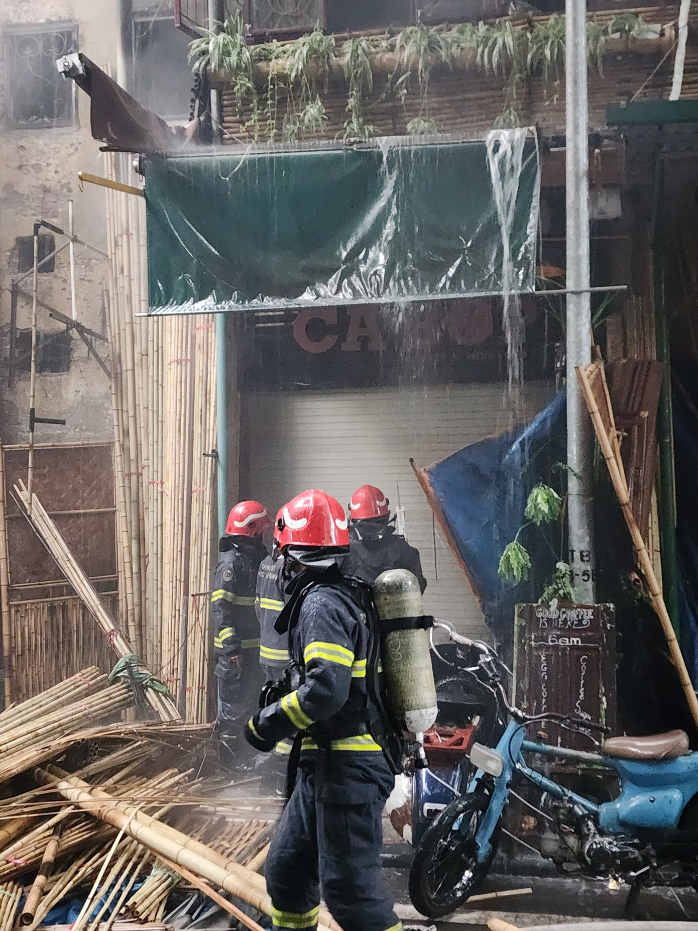 Lực lượng PCCC có mặt tại hiện trường chữa cháy. Lực lượng PCCC có mặt tại hiện trường chữa cháy.