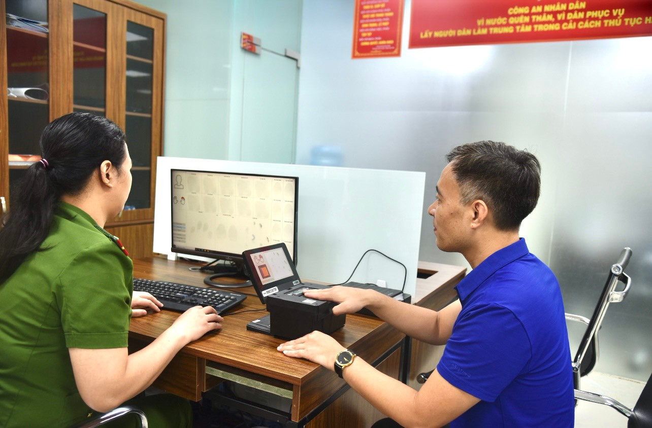 Bộ Công an sẵn sàng thu nhận hồ sơ cấp thẻ căn cước cho công dân. Bộ Công an sẵn sàng thu nhận hồ sơ cấp thẻ căn cước cho công dân.