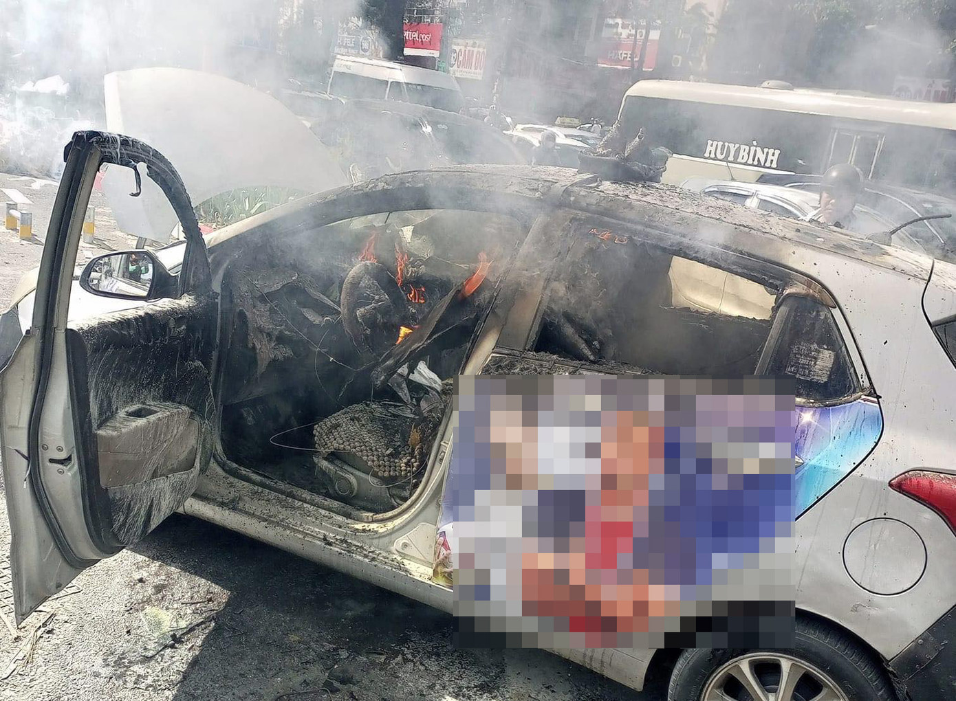 Xe ô tô bị cháy rụi bên trong. Ảnh được người dân chia sẻ trên mạng xã hội.