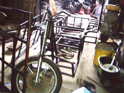 Khung xe bằng sắt và tuýp nước được hàn thủ công