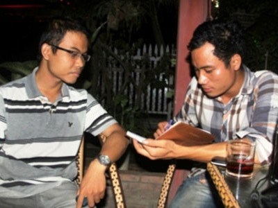 Anh Lê Văn Hậu (bên trái) sau 5 năm đi đào tạo chuyên ngành Hóa dầu ở nước ngoài về làm nông.