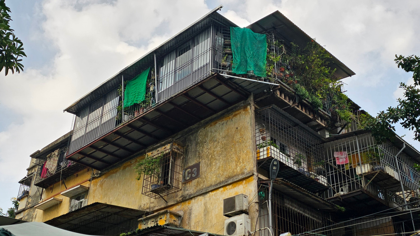 Tình trạng cơi nới, lấn chiếm khiến khu tập thể xuống cấp và nhếch nhác. Tình trạng cơi nới, lấn chiếm khiến khu tập thể xuống cấp và nhếch nhác.