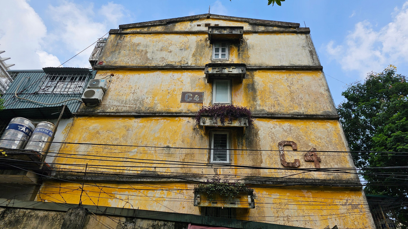 Hình ảnh xuống cấp của khu tập thể Trung Tự.