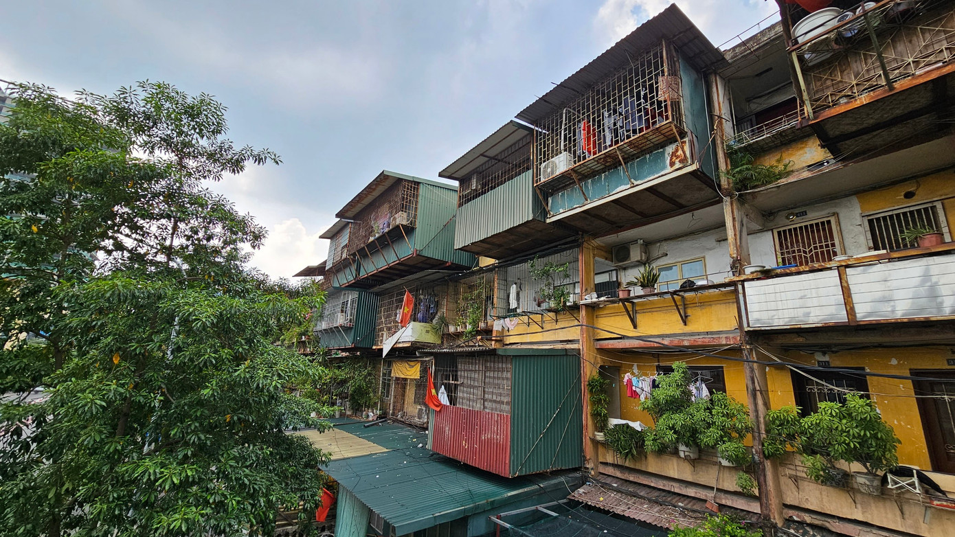 Theo khảo sát của PV, dù là căn hộ tập thể cũ nhưng do nằm ở vị trí quận trung tâm của Thủ đô nên giá bán căn hộ tại khu tập thể Trung Tự khoảng 50-60 triệu đồng/m2.