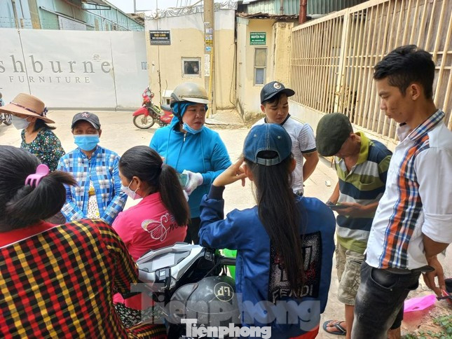 Công nhân đến trụ sở công ty đòi quyền lợi. Công nhân đến trụ sở công ty đòi quyền lợi.