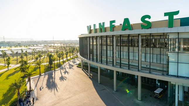 VinFast nhận được số tiền 2,5 tỷ USD trong 1 năm tới. VinFast nhận được số tiền 2,5 tỷ USD trong 1 năm tới.
