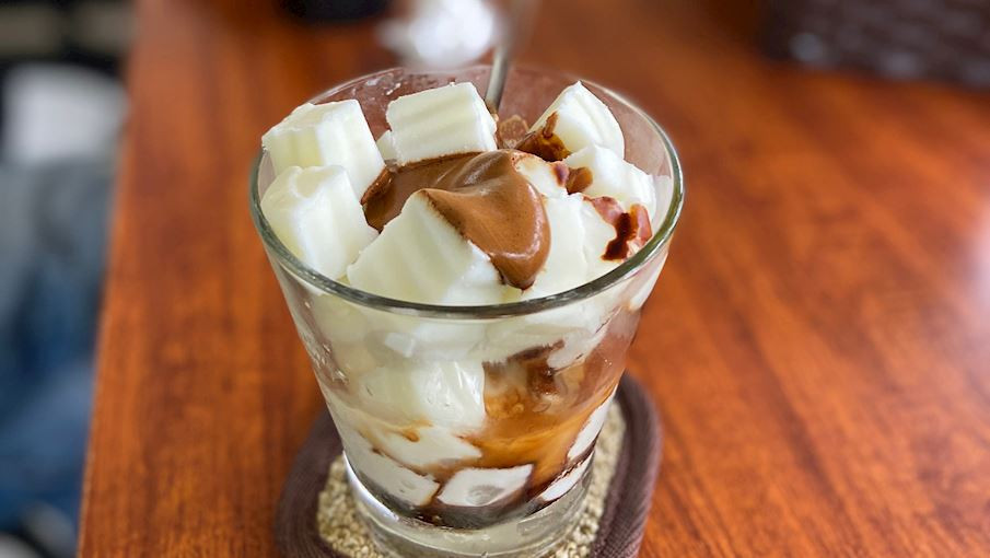 Cà phê sữa chua đặc biệt được ưa chuộng như một thứ nước giải khát đậm đà vào những ngày oi nóng (Ảnh: TasteAtlas).