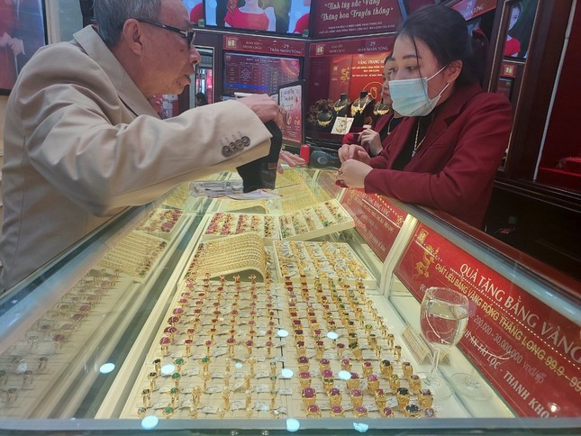 Giá vàng xoay như chong chóng, người mua vẫn lỗ nặng (ảnh minh họa).