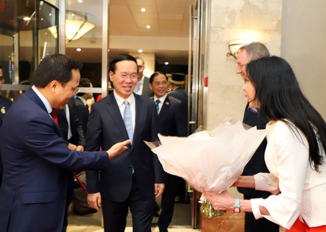 Cán bộ các cơ quan đại diện và du học sinh Việt Nam tại Anh đón Chủ tịch nước Võ Văn Thưởng (Ảnh: TTXVN). Cán bộ các cơ quan đại diện và du học sinh Việt Nam tại Anh đón Chủ tịch nước Võ Văn Thưởng (Ảnh: TTXVN).