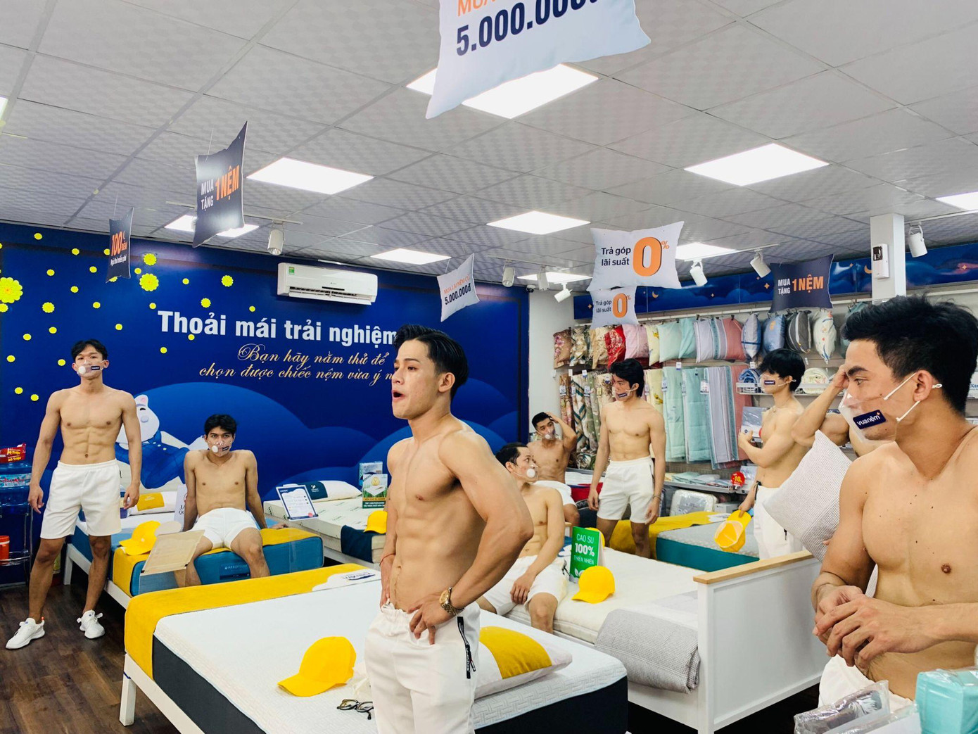 Vua Nệm từng có nhiều màn quảng cáo "bỏng mắt" (Ảnh: Vua Nệm).