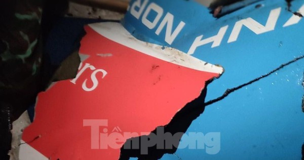 Mảnh vỡ trực thăng rơi được tìm thấy (Ảnh: Nguyễn Hoàn)