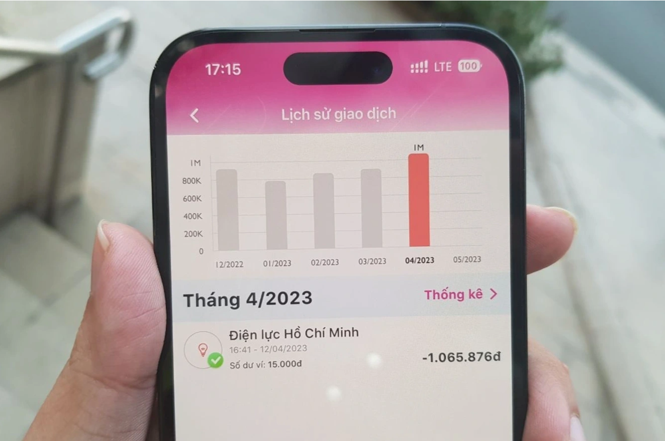 Nhiều người than thở hóa đơn tiền điện chưa vào mùa cao điểm đã tăng 40-50% (Ảnh: Kim Ngọc).