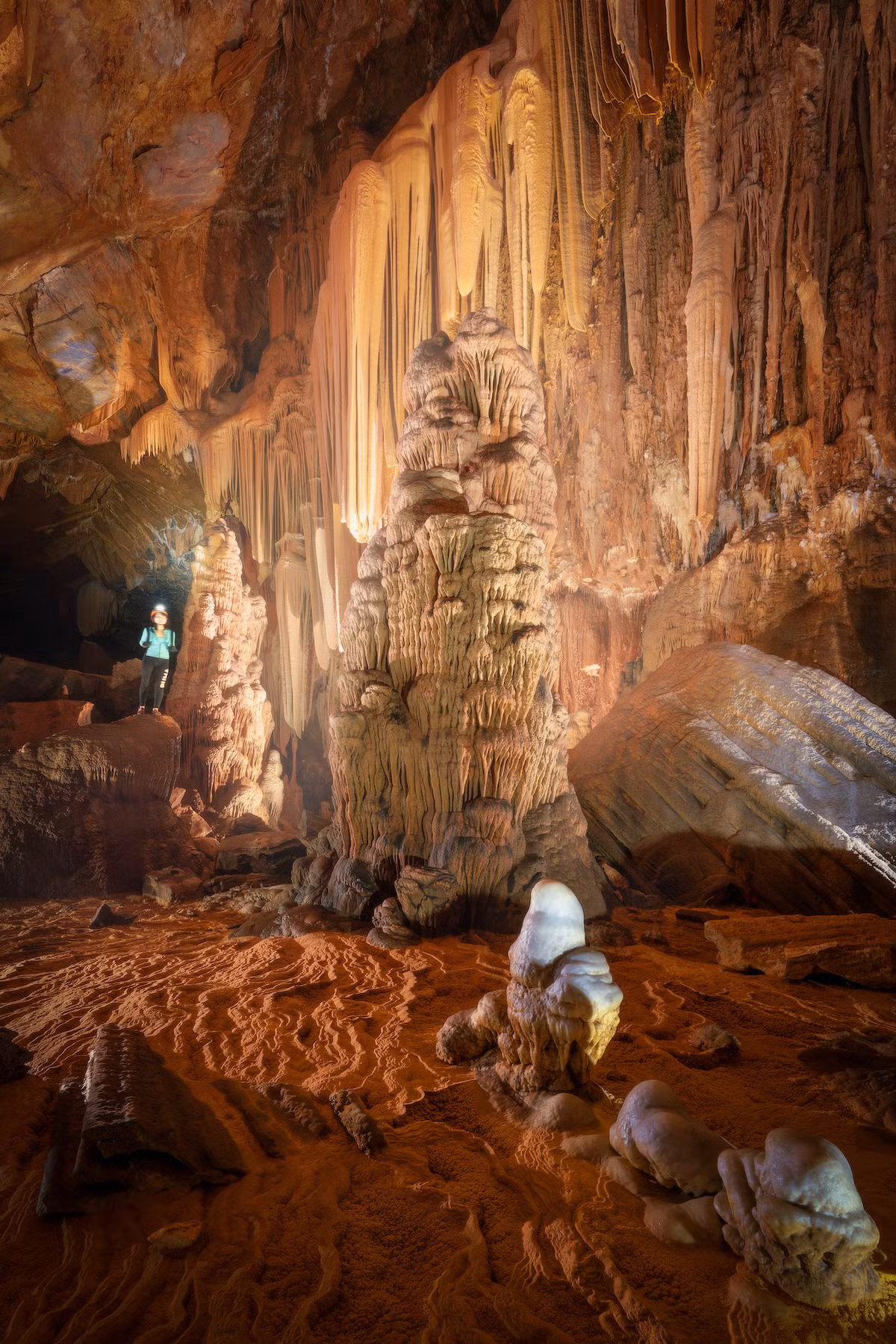 Thạch nhũ nhiều hình thù tráng lệ trong lòng hang Hùng (nguồn: Cao Ky Nhan - Jungle Boss Tours). Thạch nhũ nhiều hình thù tráng lệ trong lòng hang Hùng (nguồn: Cao Ky Nhan - Jungle Boss Tours).