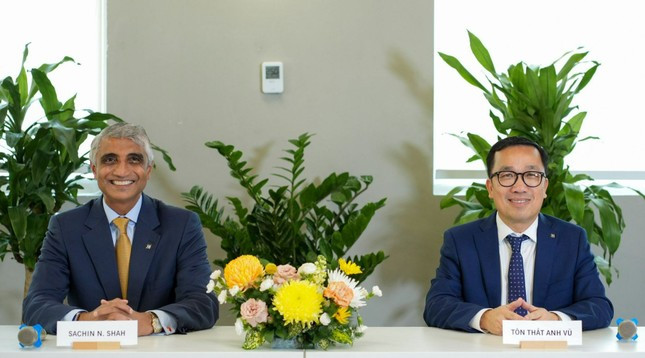 Đại diện Manulife Việt Nam cho biết về phương án giải quyết quyền lợi cho khách hàng mua bảo hiểm nhân thọ qua ngân hàng SCB (ảnh: QN). Đại diện Manulife Việt Nam cho biết về phương án giải quyết quyền lợi cho khách hàng mua bảo hiểm nhân thọ qua ngân hàng SCB (ảnh: QN).