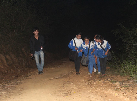 Học sinh đến trường lúc gà chưa gáy