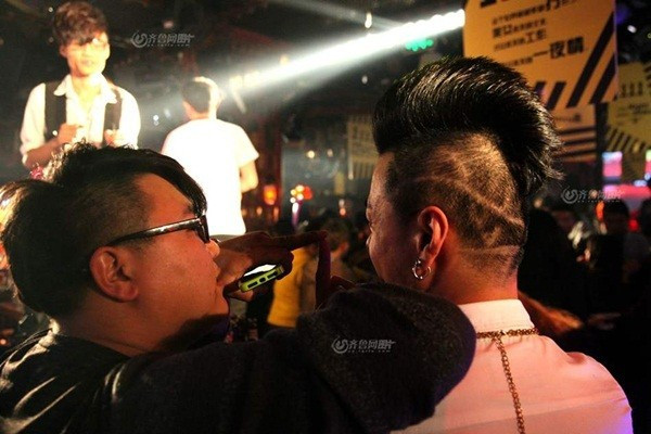 A Feng, 25 tuổi, đã làm giám đốc marketing tại các quán bar này suốt 7 năm qua. Công việc chính của anh là lôi kéo khách hàng về quán bar của mình