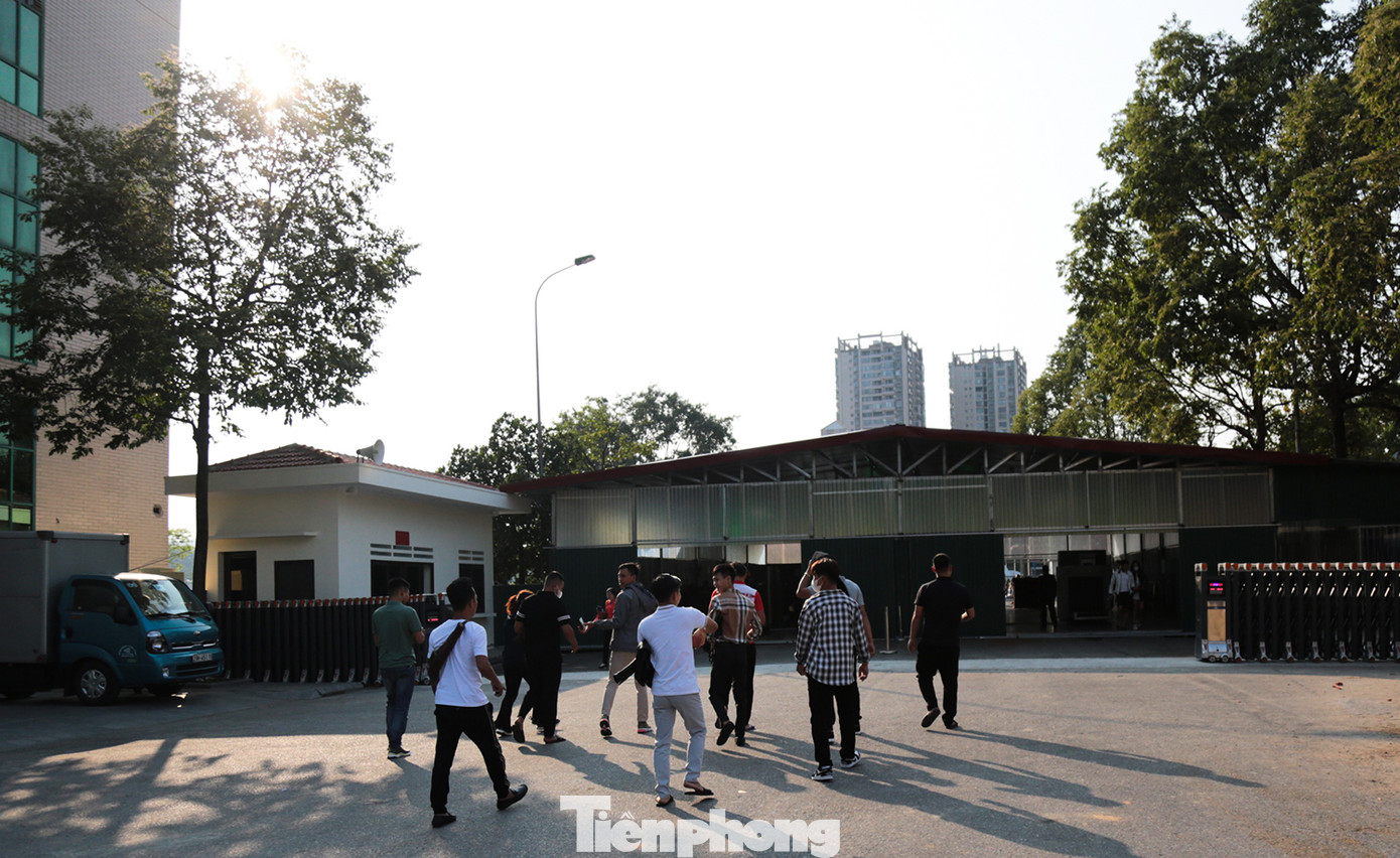 Do đang sửa chữa, Ban Quản lý các khu kinh tế Lào Cai và Bộ đội biên phòng cửa khẩu Lào Cai bố trí một khu nhà tạm để làm thủ tục xuất, nhập cảnh.