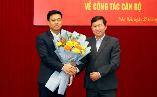 Ông Lê Anh Dũng (trái) được bổ nhiệm giữ chức Phó chánh Văn phòng Đoàn đại biểu Quốc hội và HĐND tỉnh Yên Bái. Ông Lê Anh Dũng (trái) được bổ nhiệm giữ chức Phó chánh Văn phòng Đoàn đại biểu Quốc hội và HĐND tỉnh Yên Bái.