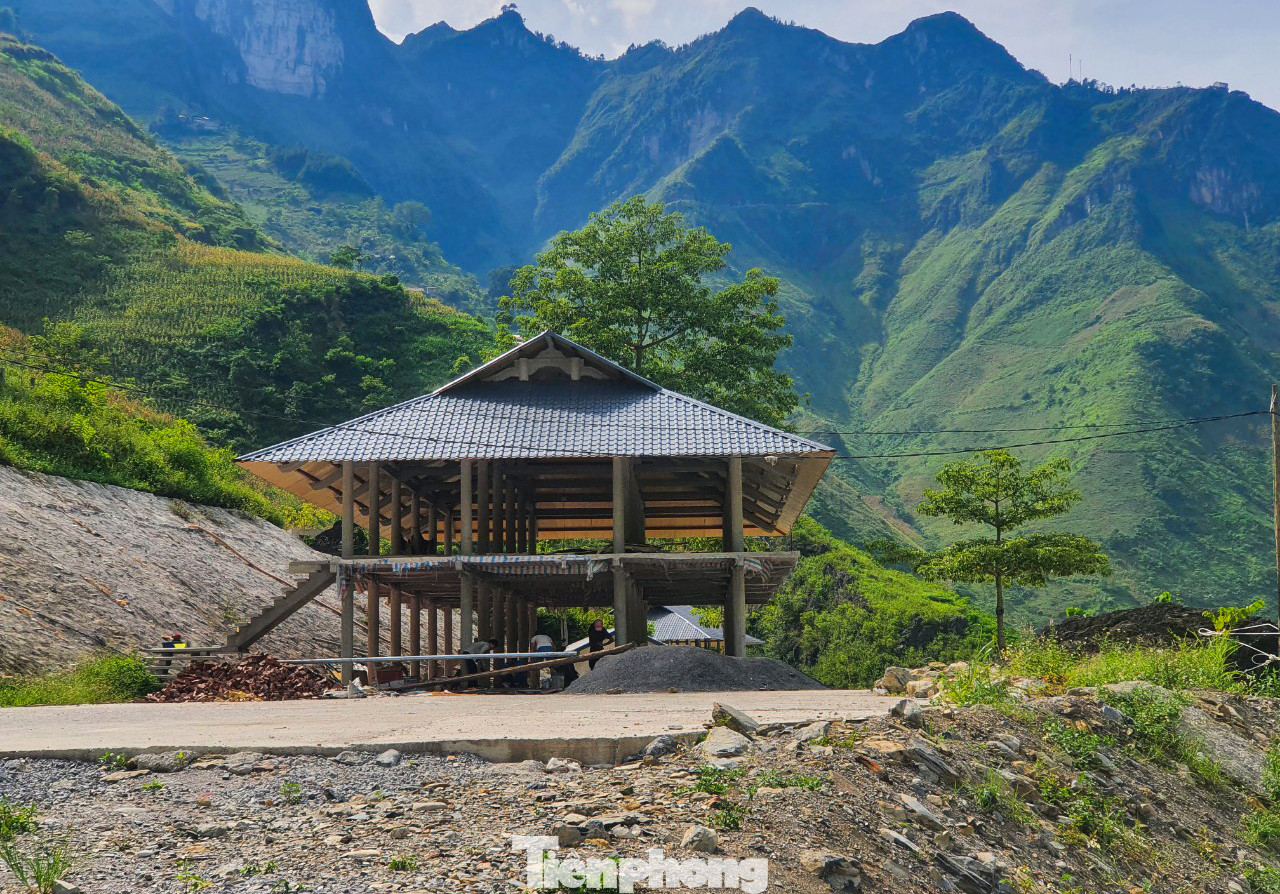 Hai căn nhà bê tông xây không phép trên diện tích 500 m2 bên sông Nho quế. Hai căn nhà bê tông xây không phép trên diện tích 500 m2 bên sông Nho quế.