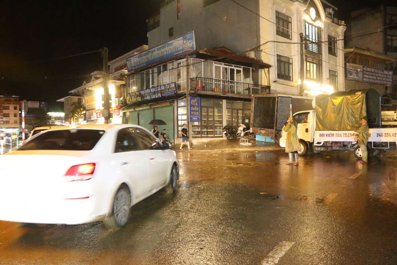 Các lực lượng hướng dẫn người dân, du khách di chuyển an toàn khi qua các điểm ngập lụt. Các lực lượng hướng dẫn người dân, du khách di chuyển an toàn khi qua các điểm ngập lụt.