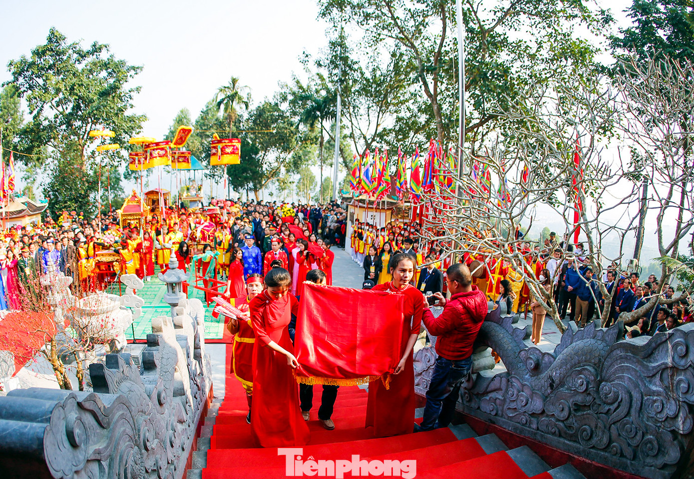 Tại phần lễ, ban tổ chức cử các đội hình cho hoạt động rước kiệu, rước lễ vật và rước Bằng xếp hạng di tích lên Đền Thác Bà.