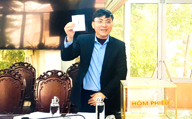 Cán bộ YBKT Tỉnh ủy Yên Bái tiến hành bốc thăm ngẫu nhiên người được xác minh tài sản, thu nhập. Ảnh: Báo Yên Bái. Cán bộ YBKT Tỉnh ủy Yên Bái tiến hành bốc thăm ngẫu nhiên người được xác minh tài sản, thu nhập. Ảnh: Báo Yên Bái.